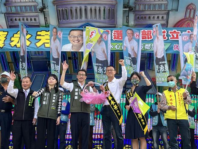 民进党桃园市长候选人郑运鹏向乡亲请托，希望市长票投3号郑运鹏、八德市议员票投8号蔡永芳。（陈梦茹摄）