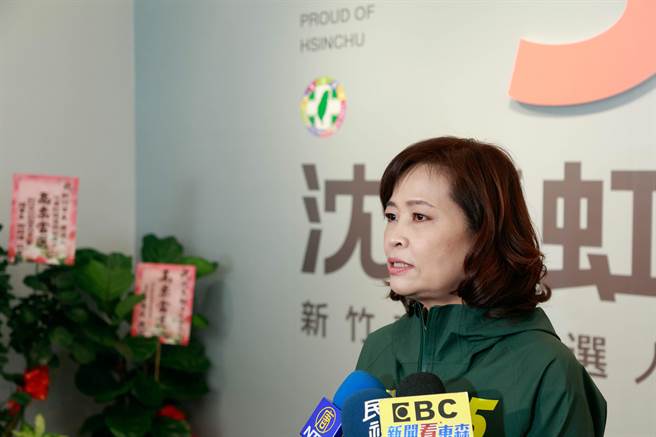民进党新竹市长候选人沈慧虹5日表示，犯错跟犯法不一样，法律不会随人而定，她认为柯文哲身为民眾党主席，应该要求自家候选人对外界说清楚，而不是帮她想脱罪之词。（王惠慧摄）