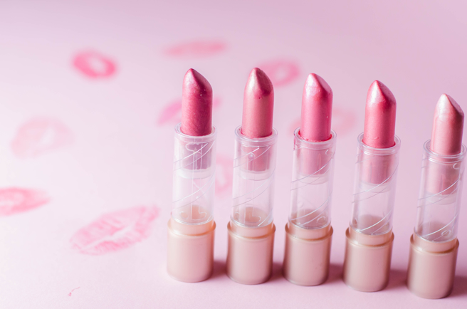 美妆YouTuber Catie被吐槽，钓出分享「KOL界天使人选」风潮。（示意图/ shutterstock）