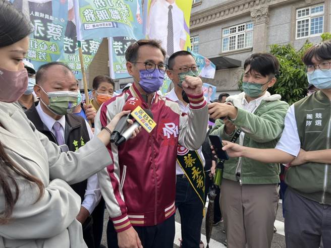 民進黨桃園市長候選人鄭運鵬秀出鋼彈與樂天桃猿隊聯名款的球衣，他表示今天晚上會穿這件戰服進球場為樂天桃猿隊加油。（陳夢茹攝）