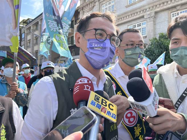民進黨桃園市長候選人鄭運鵬批評國民黨桃園市長候選人張善政與統派、詐騙政黨走很近，要求張善政出面說明。（陳夢茹攝）