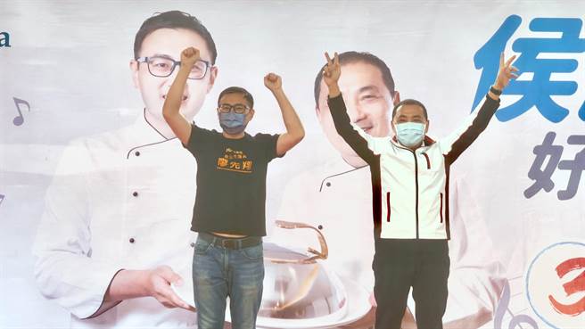 侯友宜替争取连任的国民党新北市议会党团书记长廖先翔站台。（吕健豪摄）