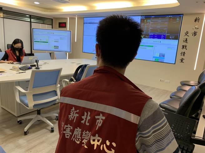 交通部高公局持續搶修國1汐止邊坡，預計7日搶通主線，新北市交通局交通戰情室及交控中心持續嚴密監控。（新北市交通局提供）