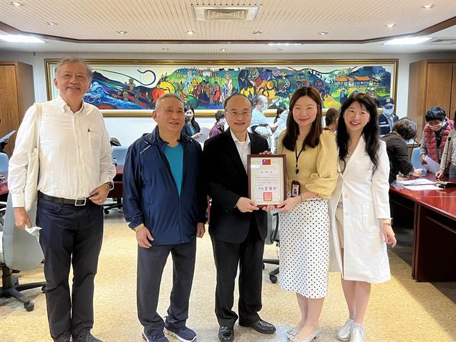台北市教育局认助清寒学生基金会董事长曾灿金（中）赠送感谢状感谢创益生技公司赠送公益疫苗，并与龙山寺副董事长吴祚明（左二）、本会董事邓传钰（左）和创益生技詹晓菱经理（右二）与明欣诊所医师陈铭真（右）合影。（北市教育局提供／张芷瑜台北传真）