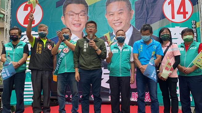 民进党台中市长候选人蔡其昌5日到位雾峰区出席他与市议员李天生联合竞选总部成立大会。（冯惠宜摄）