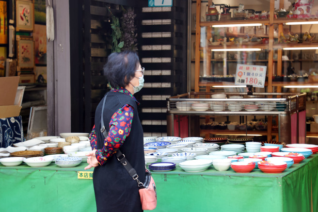  莺歌陶瓷老街位于台湾新北市莺歌区文化路以及尖山埔路上一带，为莺歌陶业最早聚集地，早期窑厂林立，陶瓷工艺到目前已有200年的歷史，早期生产技艺皆由大陆师傅传授，使用的坯土採自尖山附近，使得尖山埔地区成为名闻全国的陶瓷重镇，也让莺歌冠上"台湾景德镇"之美称。（图/ 中央社）