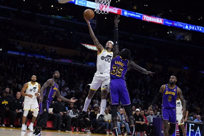 克拉克生无视对方防守毅然单手上篮取分。(美联社)