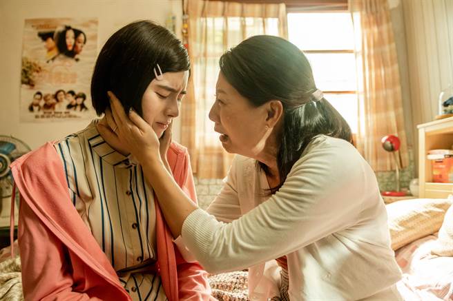 林奕岚（左起）向丁寧坦承遭性侵，惹人鼻酸。（Netflix提供）