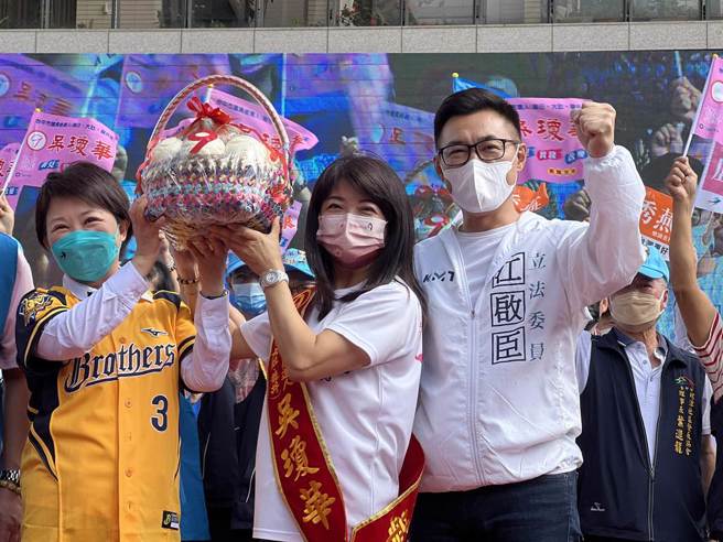台中市长卢秀燕5日上午着棒球服出席她与争取连任的市议员吴琼华乌日联合竞选总部成立大会。（冯惠宜摄）
