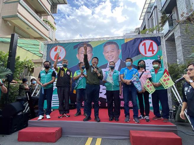 民进党台中市长候选人蔡其昌5日到位雾峰区出席他与市议员李天生联合竞选总部成立大会。（冯惠宜摄）