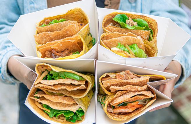 高雄美食部落客姐妹淘甜美时光推荐煎并煎的辣白菜烧肉黄瓜煎饼果子是超人气脆饼(高雄市观光局提供)