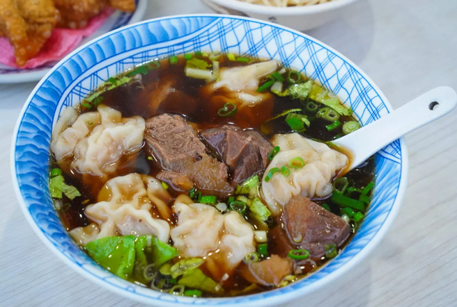 美食好芃友推荐老店黑乾馄饨大王的馄饨牛肉汤(高雄市观光局提供) 