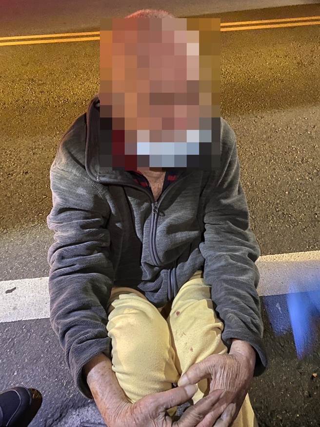 老翁说不出姓名及住址，却用笔立刻写出，员警顺利助他返家。（警方提供／陈淑娥台中传真）