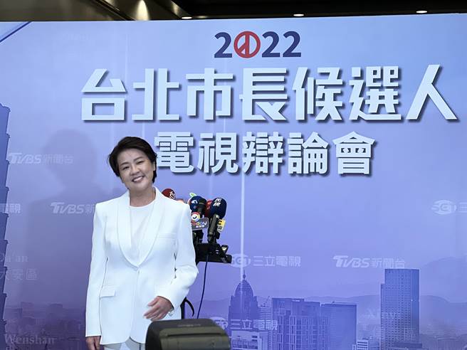 無黨籍台北市長候選人黃珊珊以一襲白色套裝出席台北市長電視辯論會，會前受訪。（陳薏云攝）