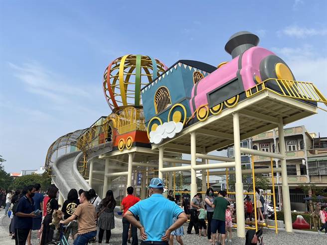 首座飞天火车林边起飞，屏东共融公园再加1。(屏县府提供)
