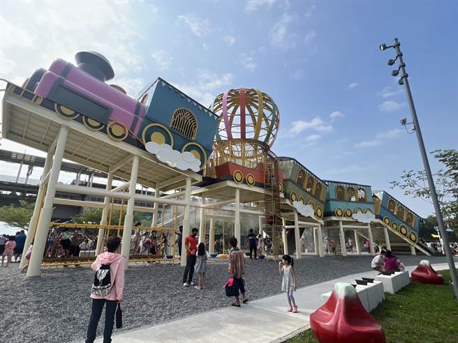 首座飞天火车林边起飞，屏东共融公园再加1。(屏县府提供)