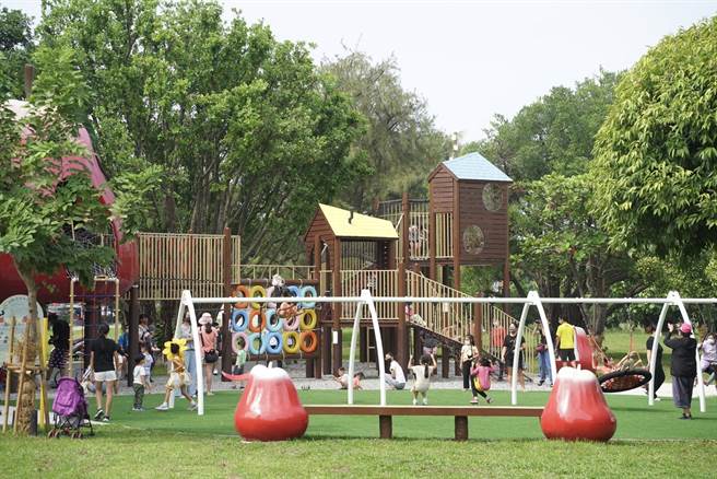 首座飞天火车林边起飞，屏东共融公园再加1。(屏县府提供)