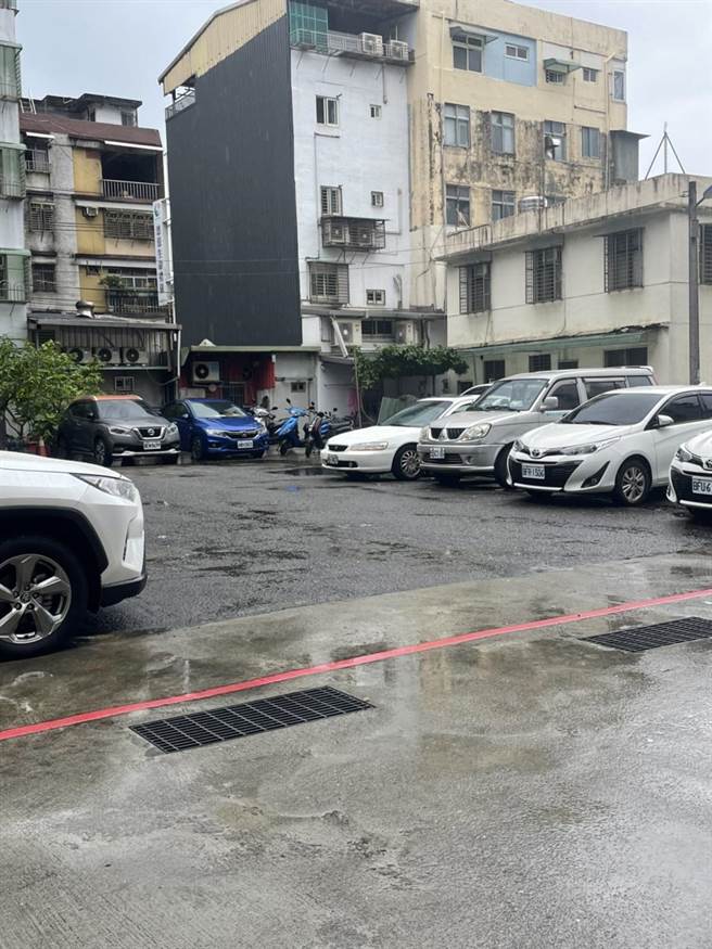 基隆市丰稔街这处基地，将规画设立立体停车场，但在路口有处自来水公司加压站，仍有待市府招标将其地下化。（张志康摄）