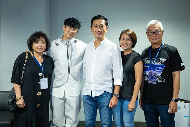 JJ（左2）在後台與爸媽（右1、左1）及新加坡衛生部長王乙康賢伉儷合照。（JFJ Productions提供）