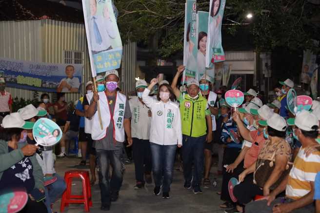 民进党屏东县长候选人周春米4日与枋山乡长候选人罗金良成立联合竞选总部，现场挤满热情的乡亲。（图／翻摄自周春米脸书）