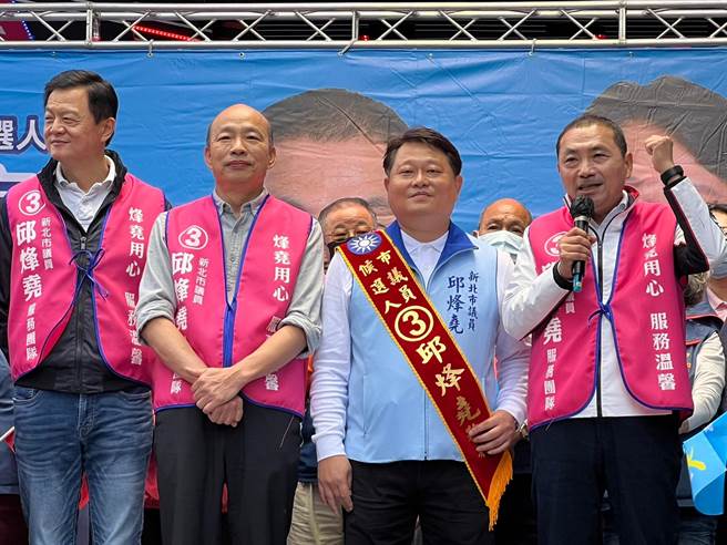 蓝营眾大咖站在一块，展现团结气势。（李奇叡摄）