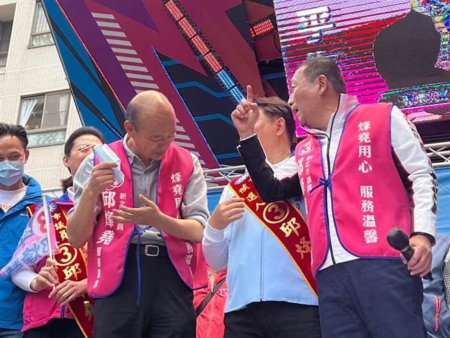侯友宜接过麦克风，就马上亏韩「我都要走了你知道吗？韩先生怎么这么慢！」。（李奇叡摄）
