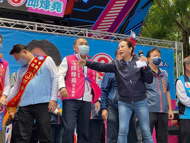 侯友宜致词前，主持人便大喊「欢迎韩国瑜上台」，侯友宜随即上前咬耳朵，疑在提醒主持人说法有误，主持人也随即开玩笑说「韩国瑜还在找停车位」。（李奇叡摄）