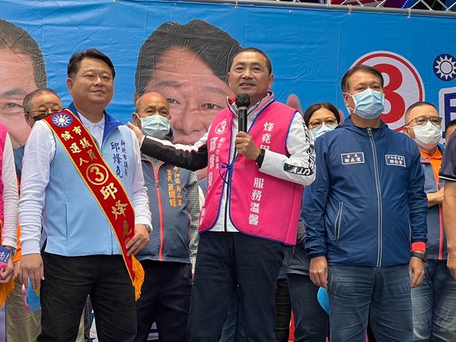 侯友宜大力推荐邱烽尧。（李奇叡摄）