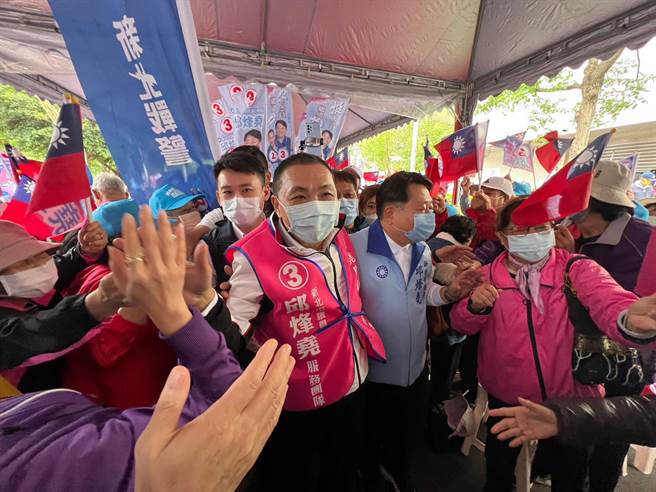侯友宜进场受到民眾簇拥。（李奇叡摄）