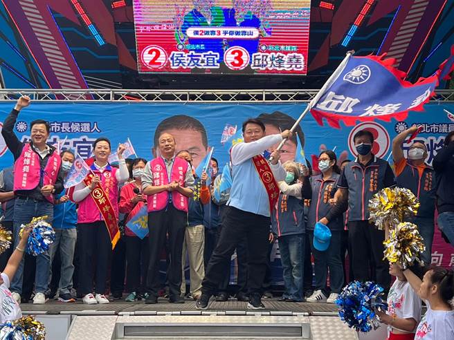 韩国瑜授予邱烽尧战旗，邱大力挥舞战旗力求胜选。（李奇叡摄）