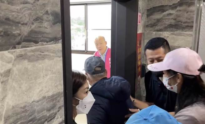 今天韩国瑜其实10时许便抵达现场，先到邱烽尧服务处2楼，和支持者合照，随后又以坐车的方式，绕到对面会场，压轴登场，接受民眾欢呼。（民眾提供／李奇叡新北传真）