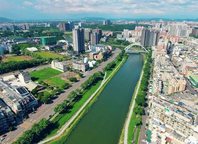 高市府首创全国推动「河川氨氮排放总量管制」，后劲溪水质改善有成。（柯宗纬翻摄）