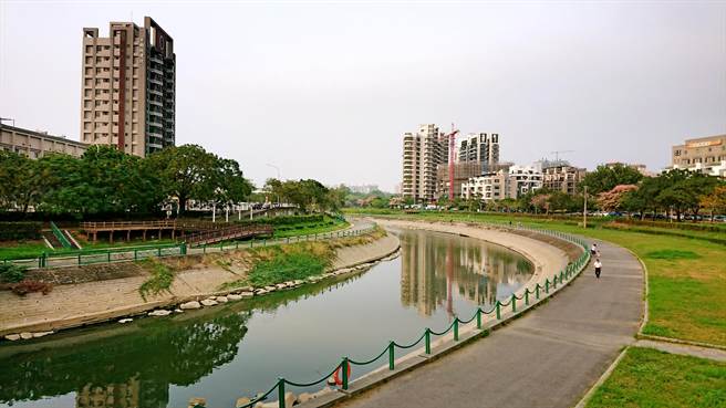 高市府首创全国推动「河川氨氮排放总量管制」，后劲溪水质改善有成。（柯宗纬翻摄）