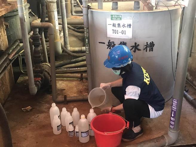 高市环保局稽查工厂採集放流水样。（柯宗纬翻摄）