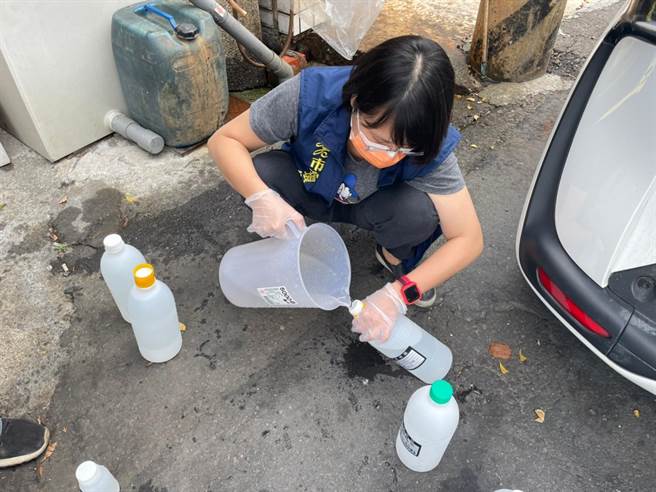 高市环保局稽查工厂採集放流水样。（柯宗纬翻摄）