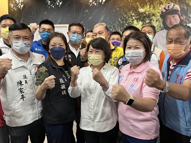 嘉義市長黃敏惠日前在競選總部團隊幹部、黨籍議員候選人、東西區里長聯誼會會長及地方人士陪同下指選舉延後將耗費大量社會資源。（黃敏惠競選總部提供∕呂妍庭嘉義傳真）