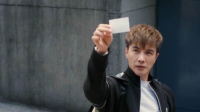 《决胜的挥拍》谢佳见为了復仇来到台湾找寻抛弃妈妈的负心汉。（民视提供）