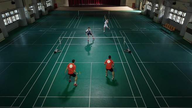 《决胜的挥拍》邀请羽球国手王齐麟、李洋、王子维客串演出，和谢佳见一起四人对打。（民视提供）