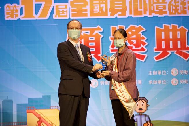 瑞芳高工徐慧愉榮獲第17屆全國身心障礙者技能競賽金工職類第2名。（新北市教育局提供）