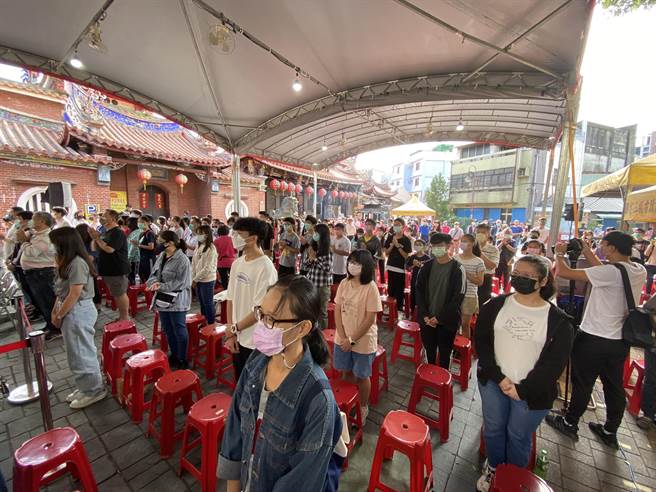 台中市東區旱溪媽廟方人員5日舉行「第八屆旱溪媽祖獎助學金」，頒發各級學校學生獎助學金，共637名學子受惠。（張妍溱攝）