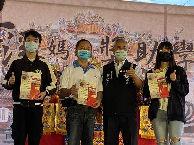 樂成宮董事長郭松益（右2）親自上台頒發獎助學金。（張妍溱攝）