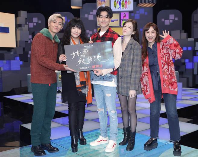 李程彬、許瑋甯（中、右2）上炎亞綸、唐綺陽、吳珊儒（左1、左2，右1）主持的《36題愛上你》。（公視提供）