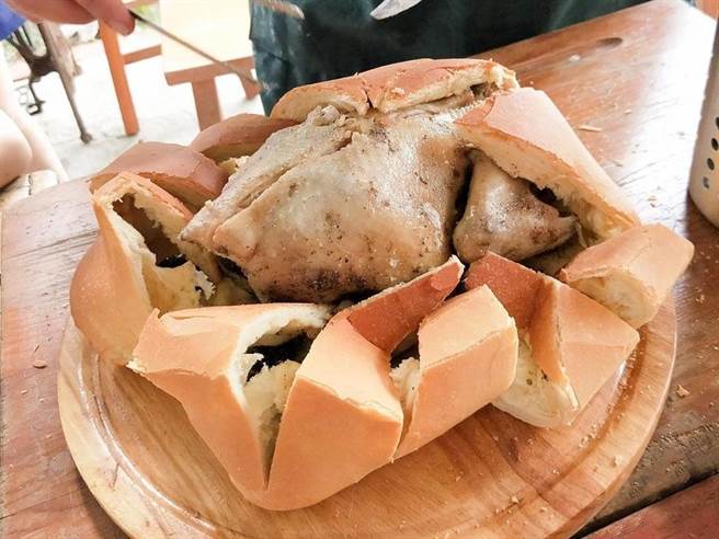 高雄美食部落客跟著左豪吃不胖熱推奇山石窯的麵包雞。（柯宗緯翻攝）