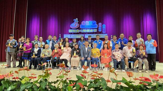 金门县于今(5)日上午举办「多元参与、共融共好」国际身障日庆祝大会，表扬持续为身心障碍者服务的有功人员(于家麒摄)