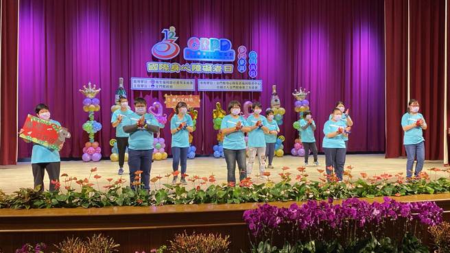 国际身障日庆祝表扬大会由身障团体带来精彩表演，为活动揭开序幕(于家麒摄)