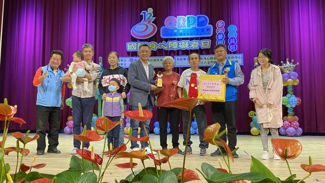 庆祝大会中，针对各乡镇持续为身心障碍者服务的有功人员进行颁奖，表扬其付出之辛劳(于家麒摄)