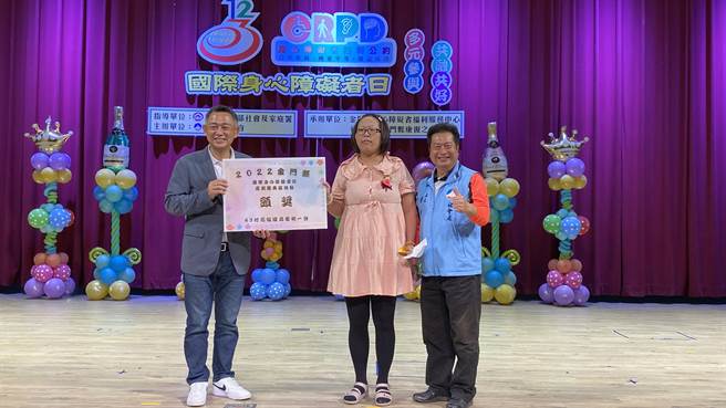 活动中也进行摸彩，由县长杨镇浯抽出头奖-43吋液晶电视乙台(于家麒摄)