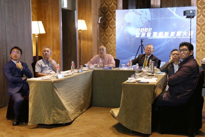 左起咏凌法律事务所所长-林育竹、富得堡投资负责人-林峻樟、顶立开发实业董事长-沈吕百、嘉惠集团主席-乔培伟、CFA美国特许金融分析师-应德辉、台湾多元艺术空间青年发展联合会理事长-冯怡超。(图／林佳怡提供)