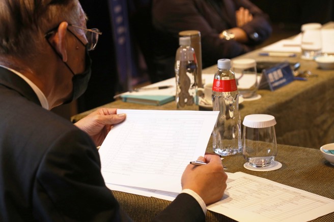 评审在近百件的项目中，仔细审查，期望能找到未来产业的发展之星。(图／林佳怡提供)