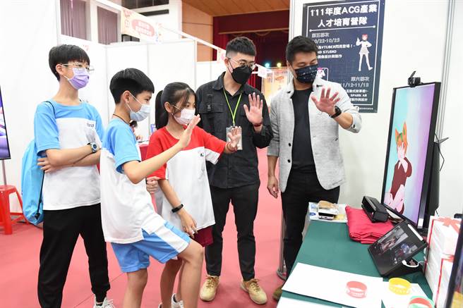 靜宜資傳系在台中市年度教育盛事「2022台中技職秀起來」中，透過虛擬偶像與AR擴增實境互動、ACG營隊成果展示等，呈現課程特色與教學成果。（靜宜大學提供）
